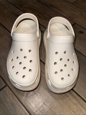 CROCS Classic Clog in White Unisex - W8 / M6